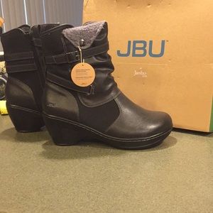 NEW IN BOX 9M Black Leather Ankle Boots